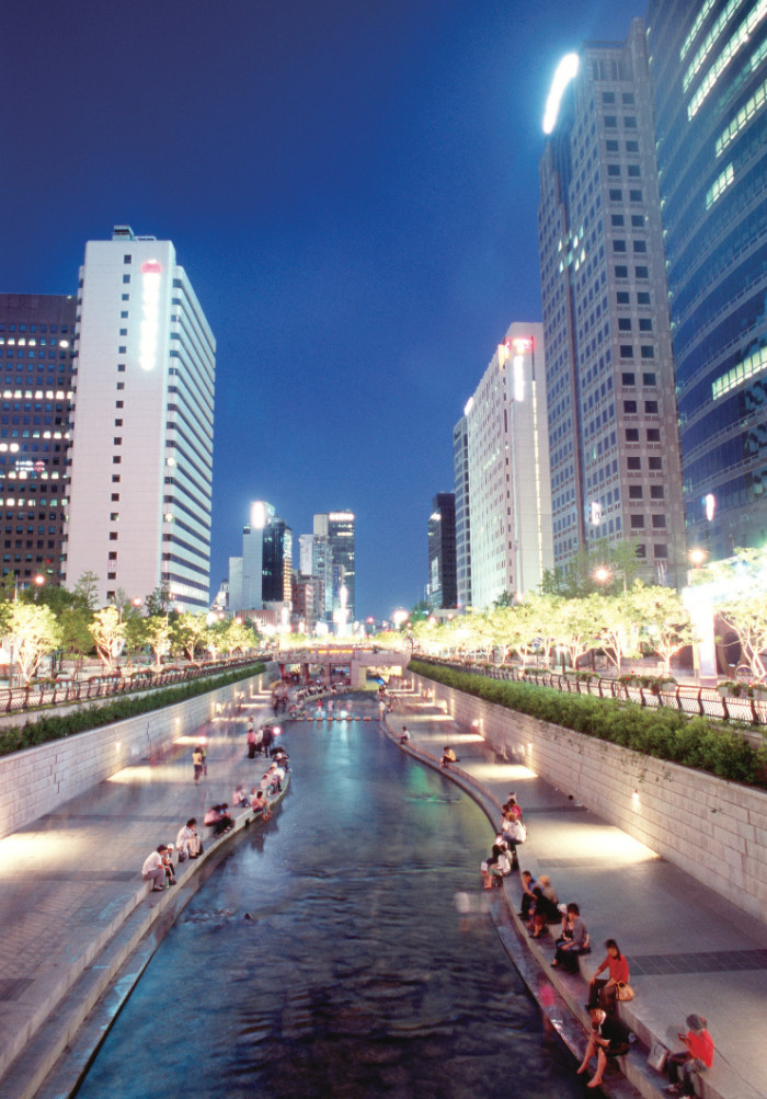 Plaza Cheonggyecheon. Un espacio atractivo para relajarse y refrescarse en el corazón del centro de Seúl